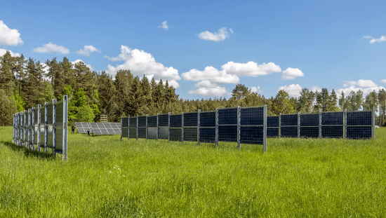Solceller monterade i kombination med odling på lantbruk