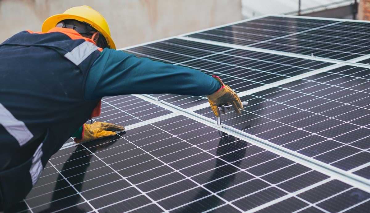 Montera solceller: Får man solceller på taket själv?